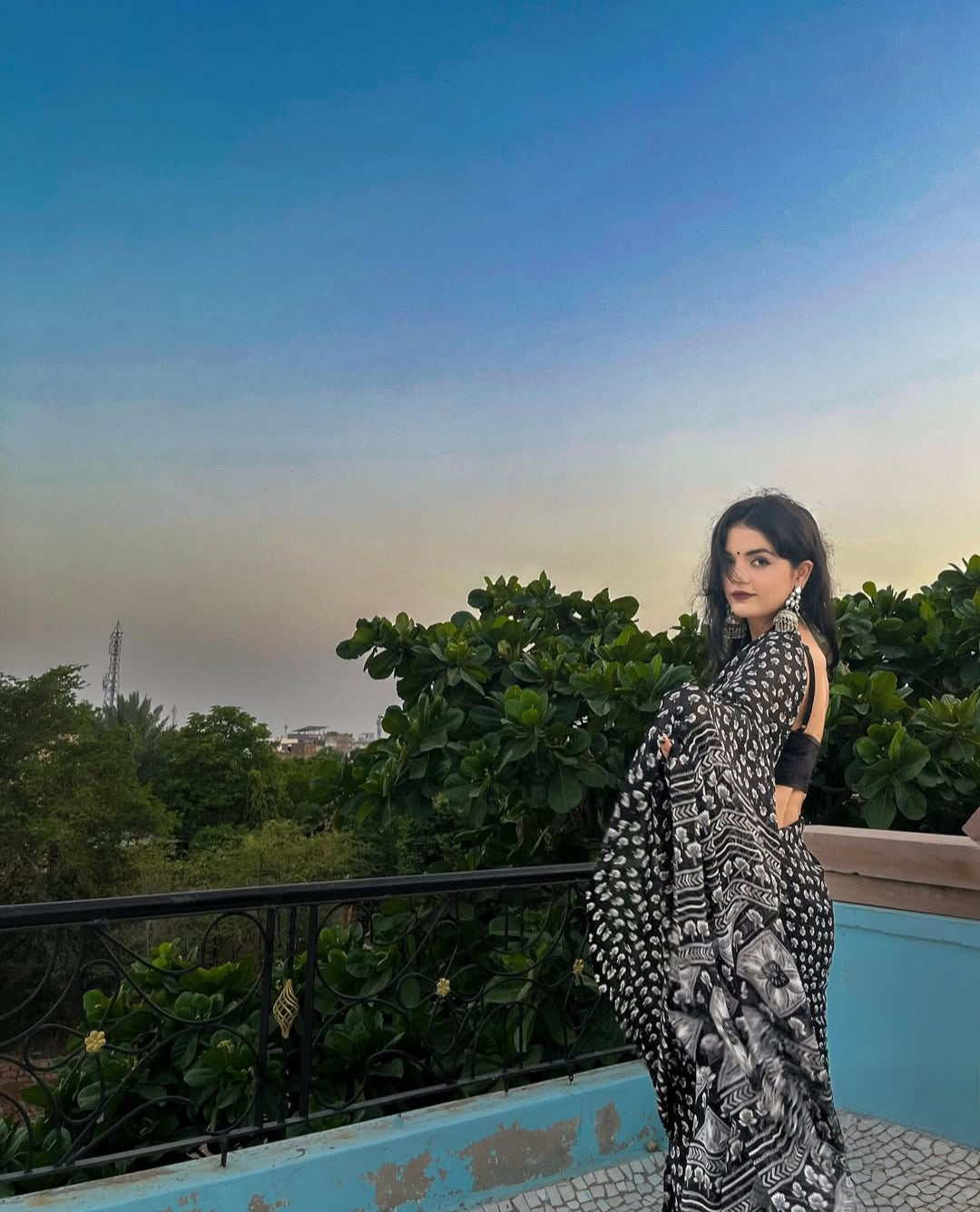 Body-hugging Saree