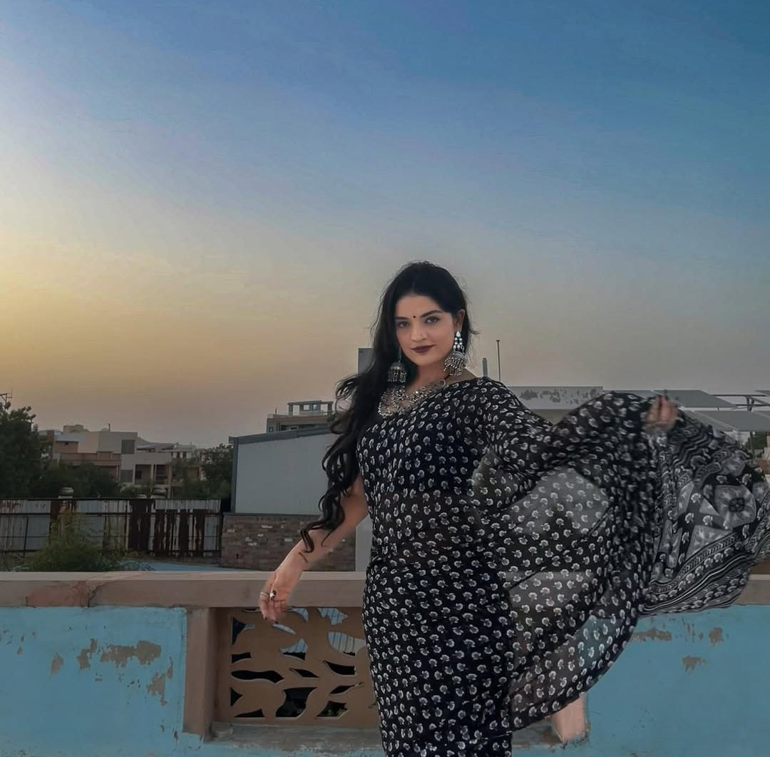 Body-hugging Saree