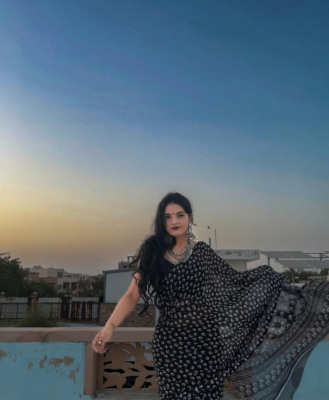 Body-hugging Saree