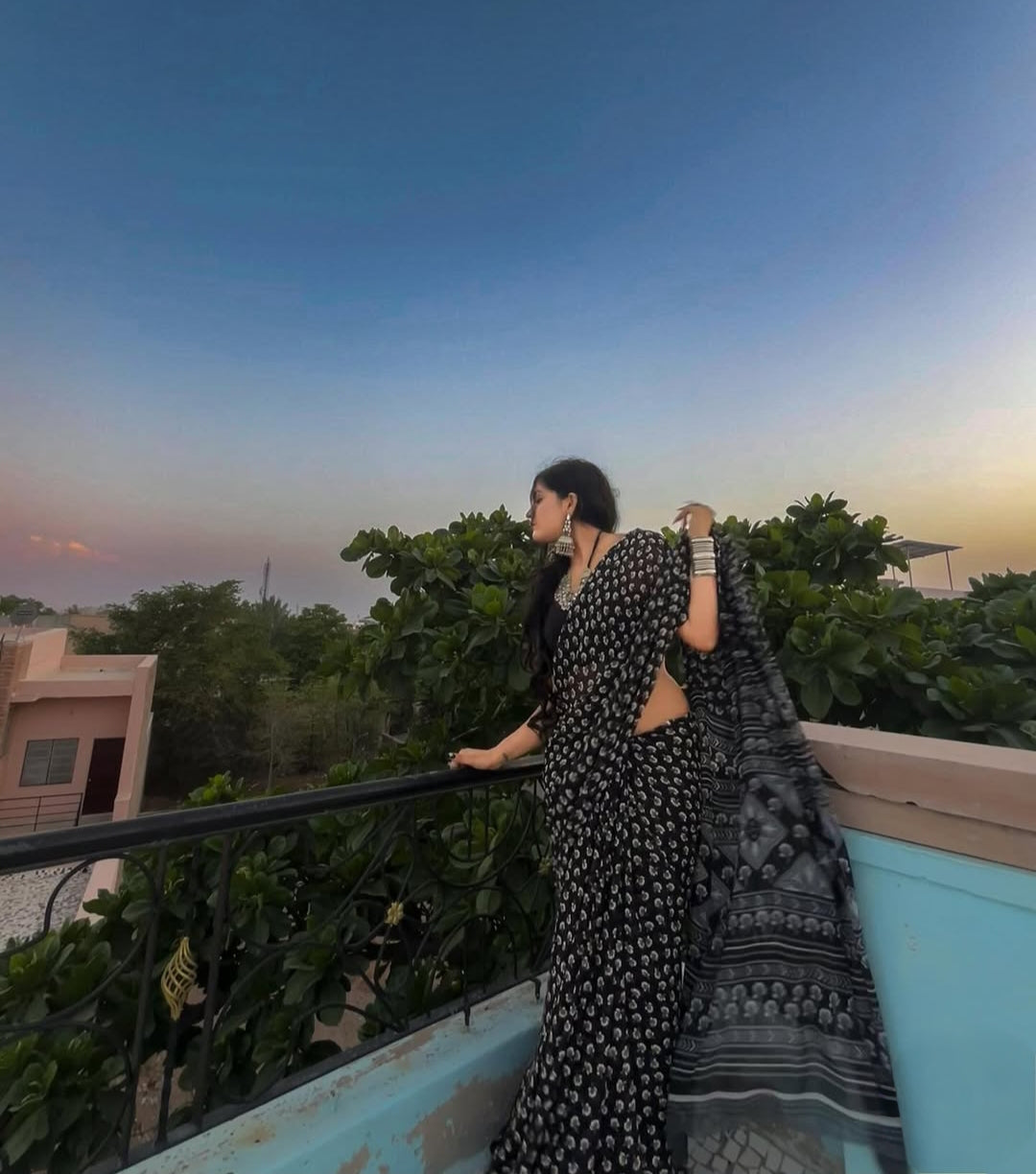 Body-hugging Saree