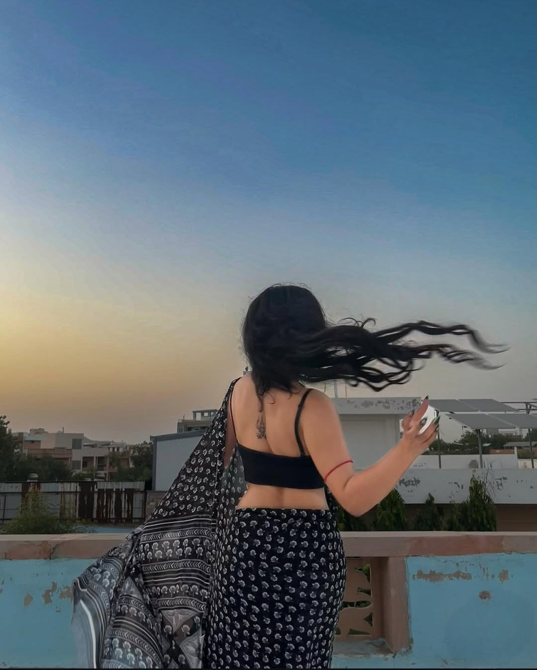 Body-hugging Saree