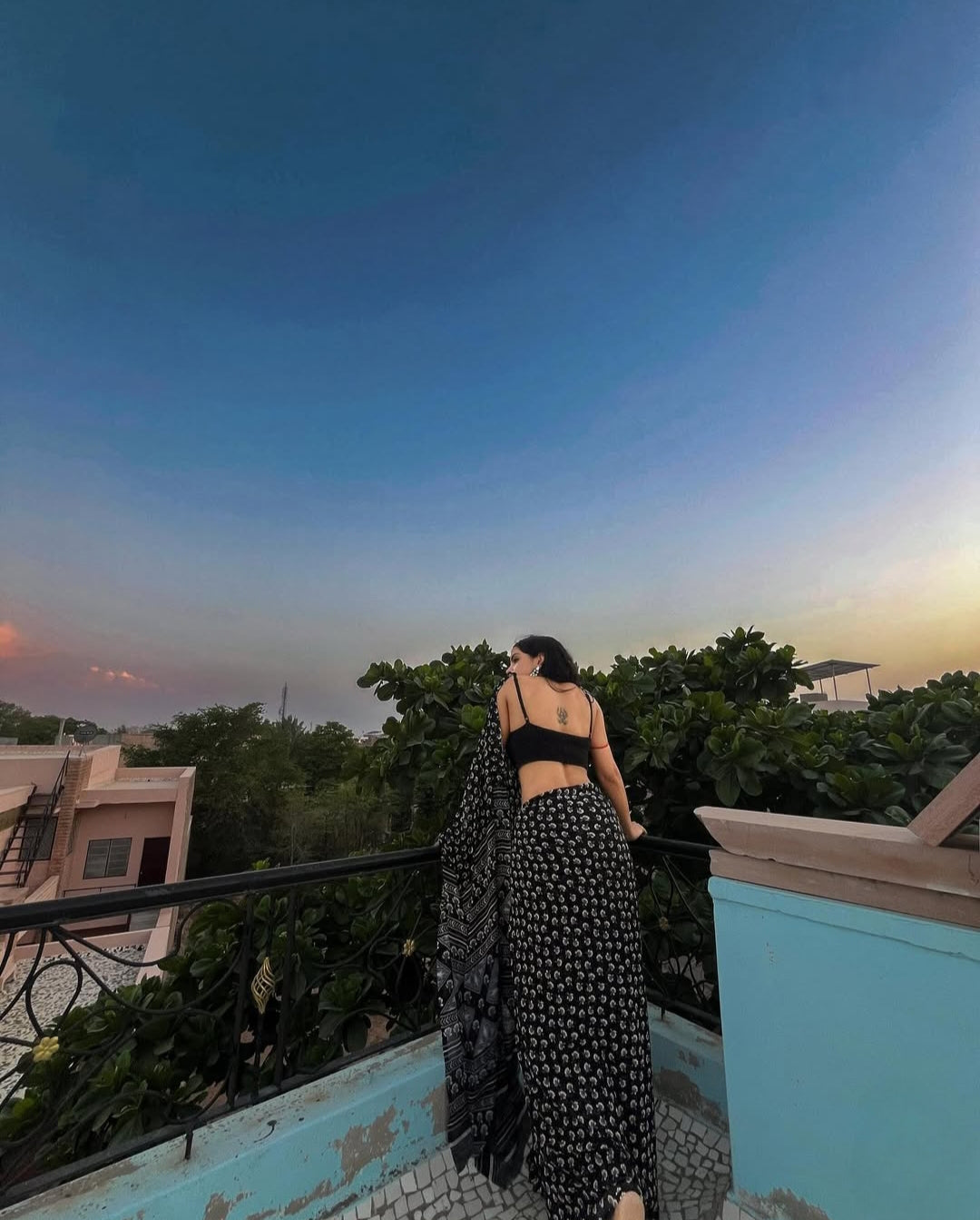 Body-hugging Saree