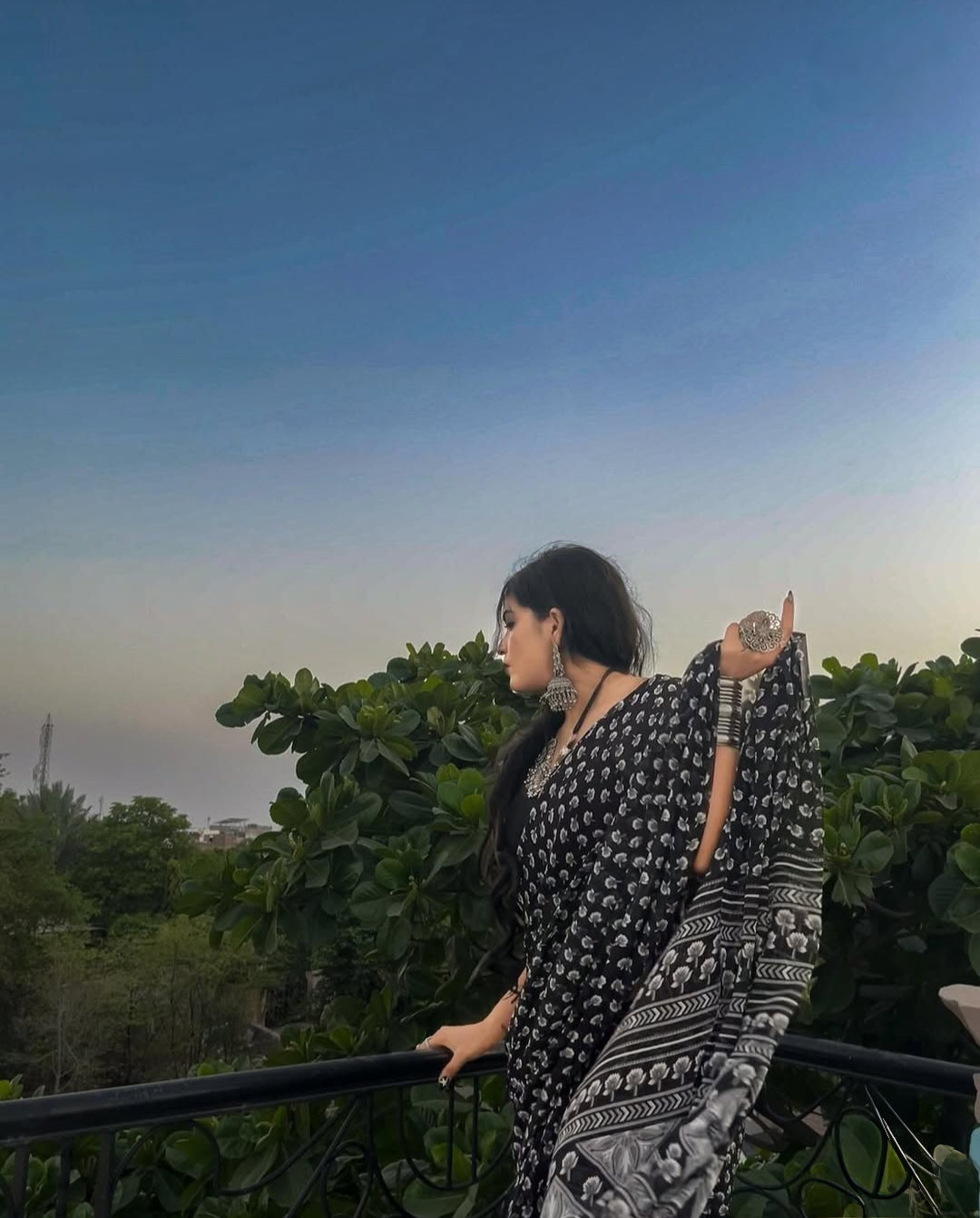 Body-hugging Saree